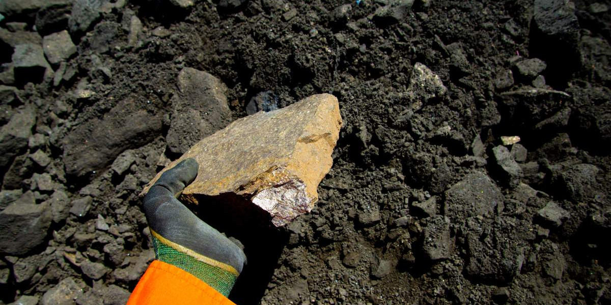morceau de nickel dans une mine en nouvelle-caledonie