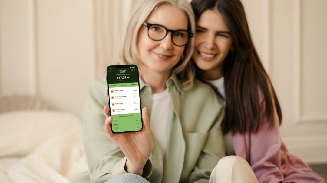 Mère et fille consultant leur compte Veracash depuis l'application mobile