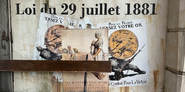 Fausse affiche de campagne de mobilisation de l'or des français durant la Première Guerre Mondiale, affichée dans l'un des décors du Puy du Fou