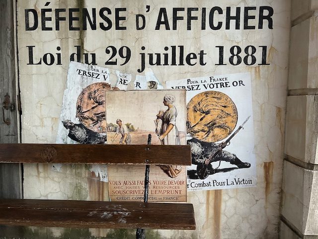 Fausse affiche de campagne de mobilisation de l'or des français durant la Première Guerre Mondiale, affichée dans l'un des décors du Puy du Fou